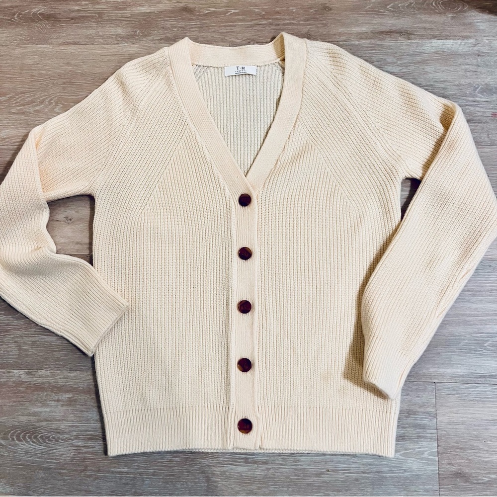 NEW T.H Company Korea soft knit ivory cardigan. Women’s size Medium. NWOT